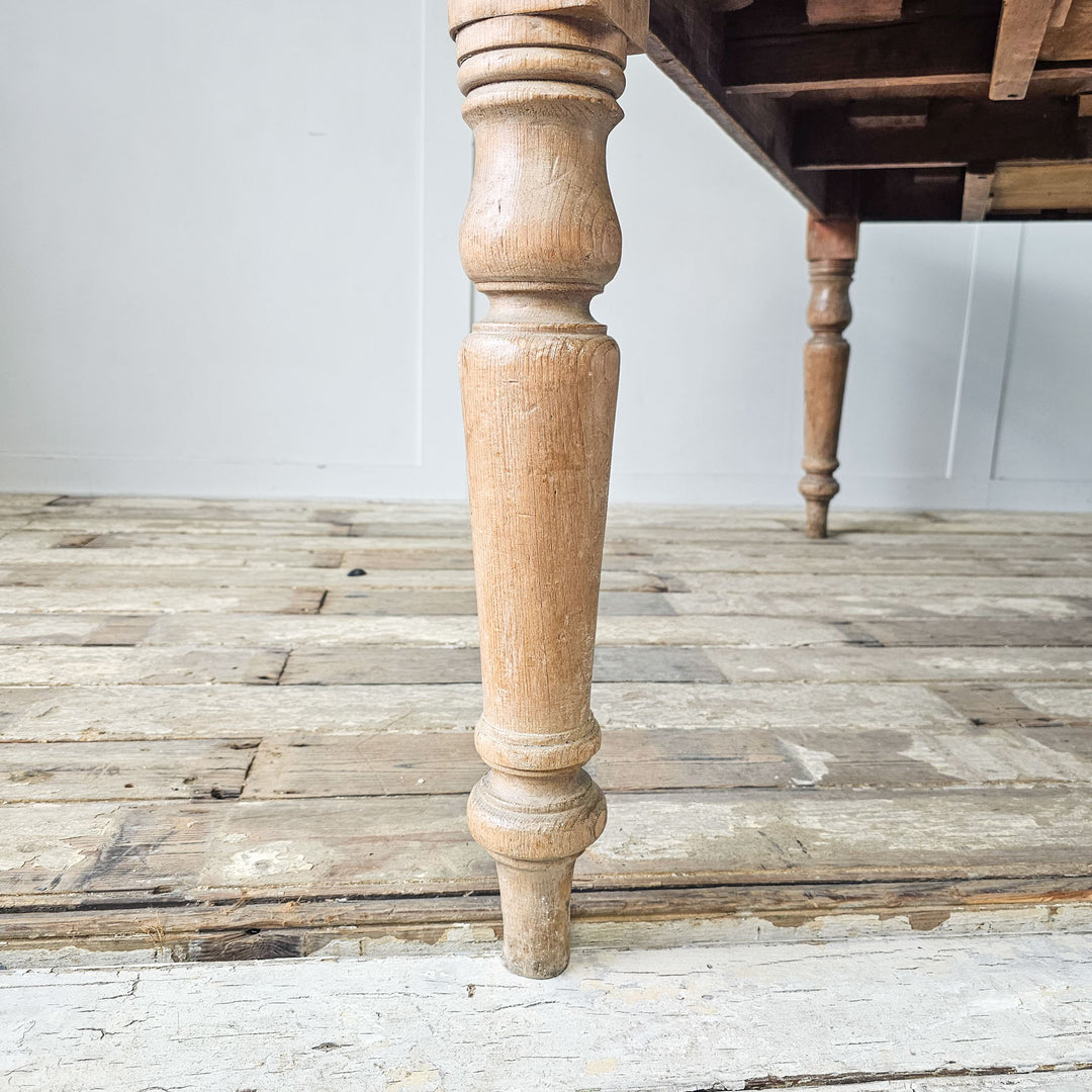 Antique Victorian dining table with elegant turned legs, close up of the leg
