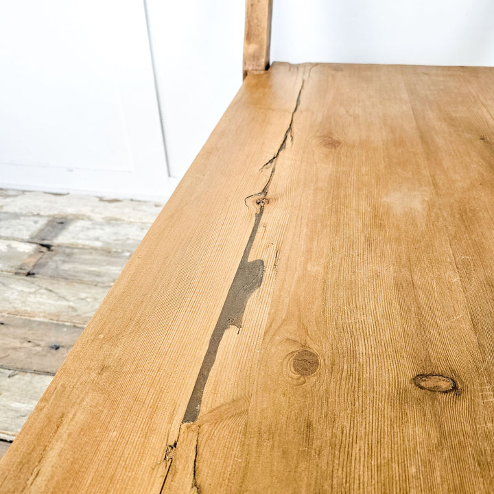 French bench with a soft shine finish and curved details.
