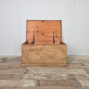 A 19th century antique wooden trunk made from pine, featuring its original painted scumble finish and internal storage space. This farmhouse style storage trunk can be used in a hallway, boot room, or bedroom.