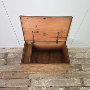 An antique pine blanket box dating from the Victorian period, retaining its original painted scumble finish and hinged lid. This storage chest works well in a hallway or boot room, or used at the foot of a bed.