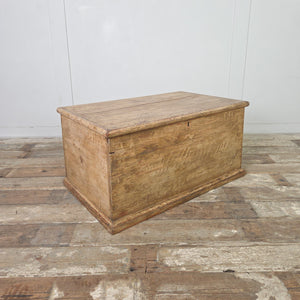 A 19th century antique pine storage trunk with original painted scumble decoration, fitted with a hinged lid and internal storage space. This wooden trunk works well in a boot room or hallway, or as a blanket chest in a bedroom.