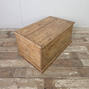 A 19th century antique wooden box made from pine, retaining its original painted scumble finish and hinged lid. This cottage style storage chest lends itself to hallway storage or use as a blanket box in a bedroom.