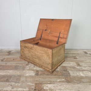 An antique Victorian pine storage chest with its original painted scumble finish and hinged lid opening to internal storage. This farmhouse style pine chest can be used in a hallway or boot room, or placed at the foot of a bed as a blanket box.