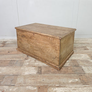 An antique Victorian pine blanket box with an original painted scumble finish and simple chest form. Suitable for hallway or boot room storage, this pine chest can also be placed at the foot of a bed for blankets or linens.