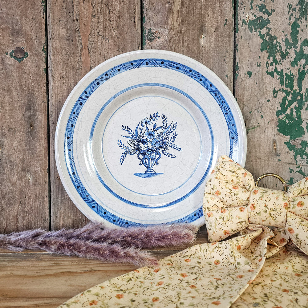 Floral motif plate with patterned border
