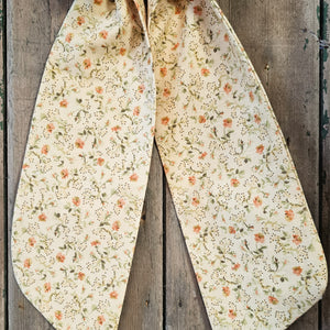 Country-style bow in soft floral fabric
Luxury bow in cream and peach vintage textile