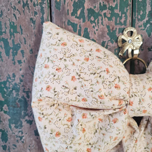 Elegant padded bow with fine floral pattern