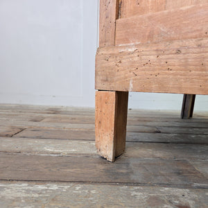 A farmhouse style early 19th-century storage chest with pine and ash timbers, round knobs and original ivory escutcheons. The two short drawers over two long and the panelled sides create a neat, functional set of bedroom drawers.