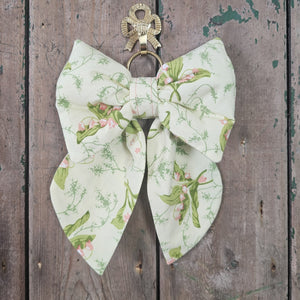 Classic padded bow in 1970s floral cotton