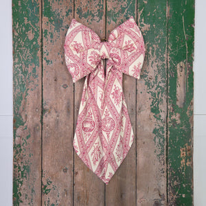 A limited-edition Country House Bow made from carefully sourced vintage fabric. Featuring a softly padded form, long tails, and antiqued brass hanging ring, it’s perfect for displaying on doors, wardrobes, or mantels in traditional and rustic interiors.