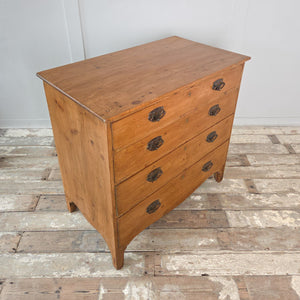 An early 19th-century English Georgian pine chest of drawers with five drawers, brass fittings and bracket feet. A practical antique storage chest suited to bedroom, hallway or living room interiors styled with rustic Georgian and country furniture