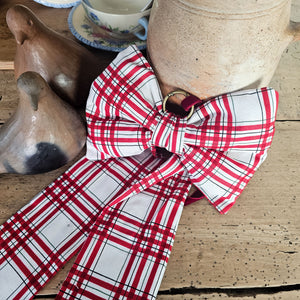Festive holiday bow with plush shape and velvet details.
