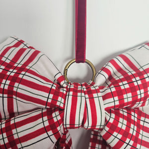 Festive pattern bow with luxurious velvet hanging ribbon.
