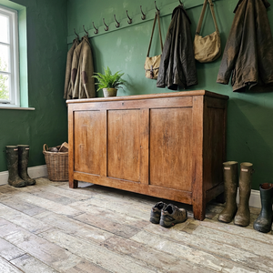 An early 20th-century antique pine chest with a hinged lift-up lid, two internal storage compartments and block feet. This wooden blanket box shows a country, farmhouse character with panelled sides and a waxed pine finish enhancing the natural grain and patina.