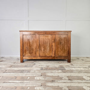Early 20th-century pine blanket chest with a hinged lid, two internal sections and panelled sides. The waxed finish enhances the rustic pine tone, giving this wooden storage trunk a country house feel suited to linens, bedding or general household storage.