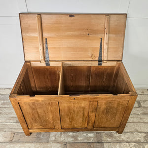 Storage trunk with lid and internal divider, perfect for storing shoes or seasonal accessories in a hallway or boot room.
