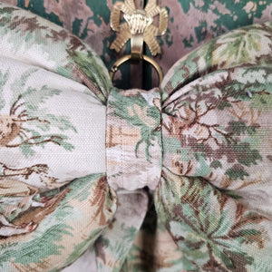 Cushioned bow with elegant tapering tails

