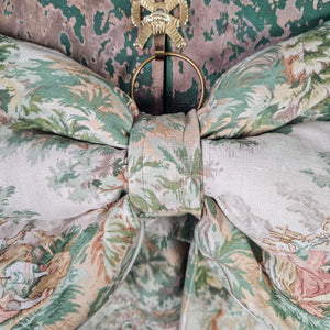 Wall-hanging bow in antique-style textile
