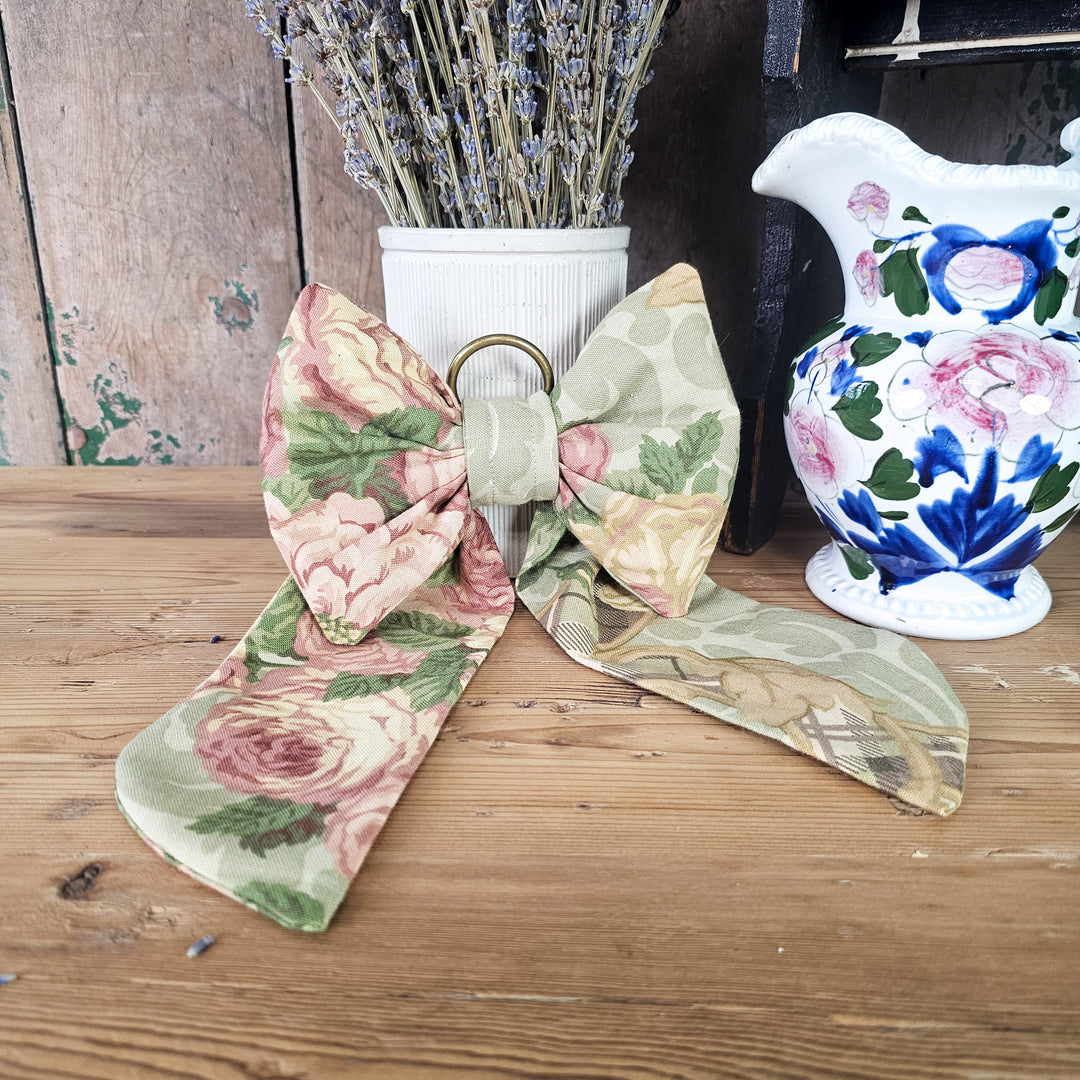 Country house style padded bow
Luxury decorative bow for rustic interiors
