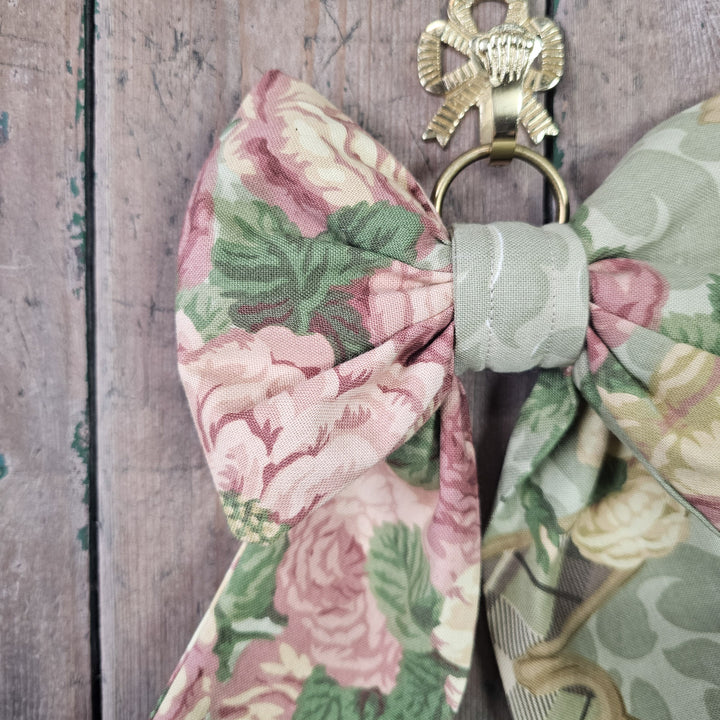 Padded country house bow in vintage fabric
