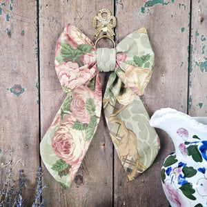 Decorative bow with gently tapered tails
