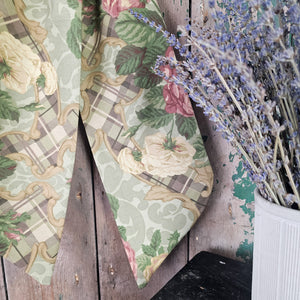 Vintage-inspired bow with soft tapering tails
