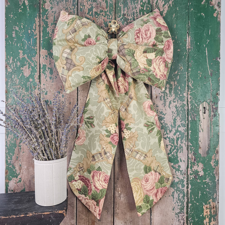 Country house style bow in classic material
