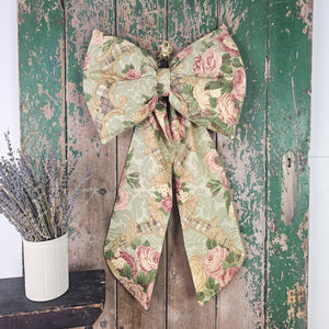 Limited edition padded bow with fabric texture
