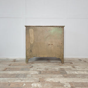 • Georgian pine chest of drawers dating to the early 19th century, with four full-width drawers, decorative brass plate drop handles and a shaped lower apron.
