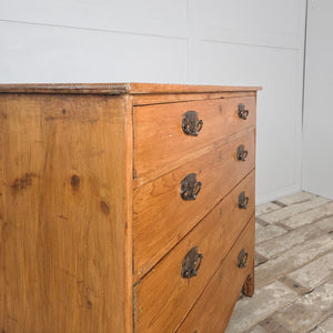 Antique pine chest of drawers with four graduating drawers, brass plate drop handles and ogee style feet, dating from the early 19th century Georgian period.
