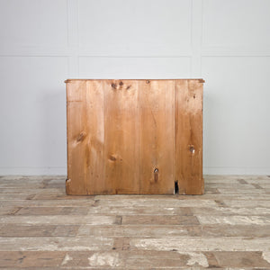 Pine chest of drawers from the early 20th century, featuring four drawers in a two-over-two layout and supported by a simple plinth base.
