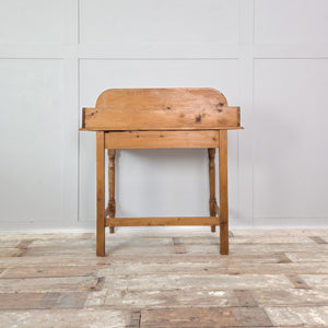 Antique Victorian pine washstand dating from the 19th century, with a gallery back, raised sides and decorative turned legs. A waxed finish brings warmth to the wood, perfect for rustic, farmhouse or country house interiors.