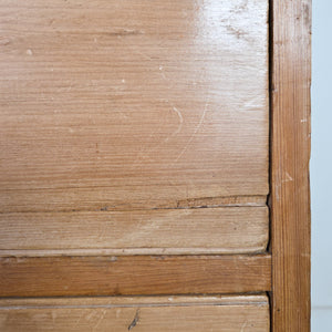 A farmhouse style Victorian pine chest of drawers from the 19th century, featuring four drawers in a graduated two over two arrangement. Finished with turned wooden knobs, a moulded top edge, and shaped bracket feet.
