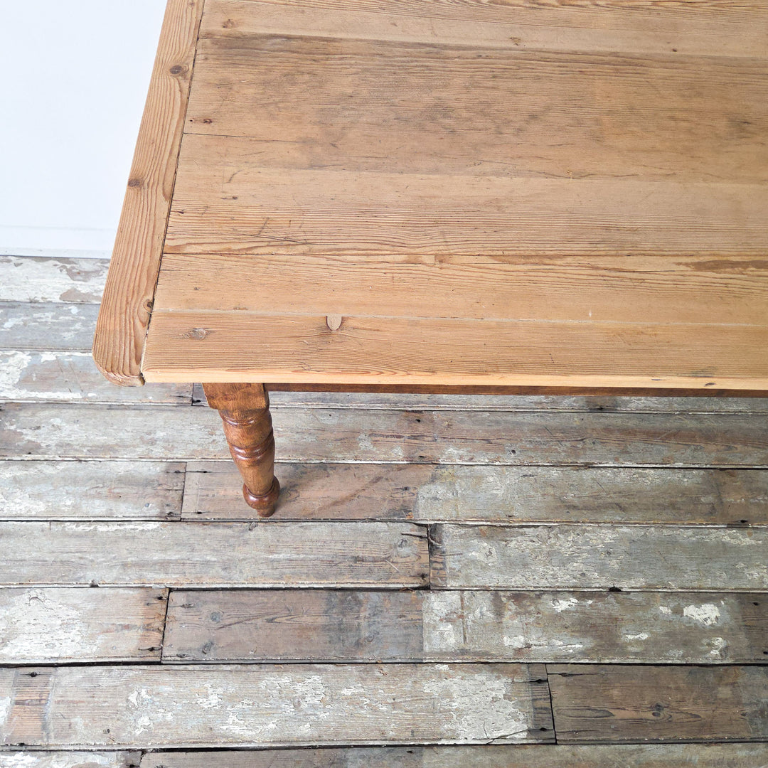 Victorian farmhouse table in pine, 19th century, with ample surface area, original features, and classic English country style.
