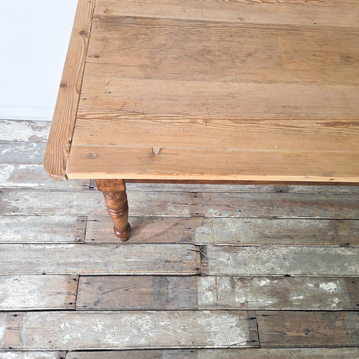 Victorian farmhouse table in pine, 19th century, with ample surface area, original features, and classic English country style.
