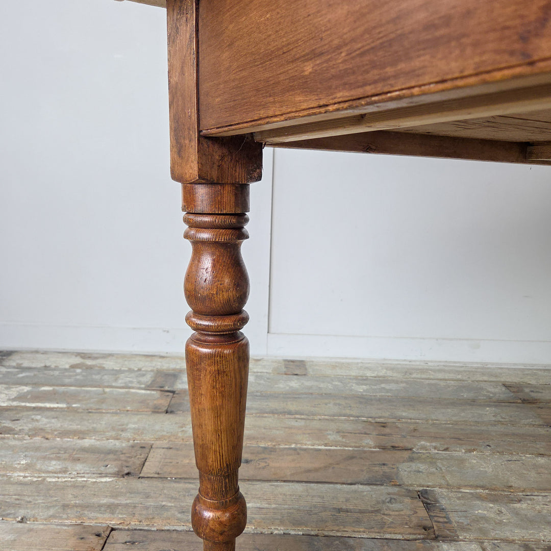 Pine Victorian prep table with drawers, antique farmhouse style, original knobs and turned legs, ideal for kitchens or open-plan spaces.
