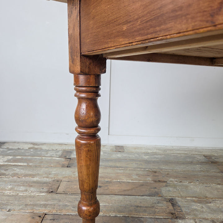 Pine Victorian prep table with drawers, antique farmhouse style, original knobs and turned legs, ideal for kitchens or open-plan spaces.
