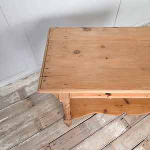 Victorian pine washstand from the 19th century, made from antique pine and featuring two drawers, a shaped lower shelf and turned legs. Finished in a clear wax to protect the light pine tones. A farmhouse and country piece that can be used as a console table, hall table or bedroom dressing table.