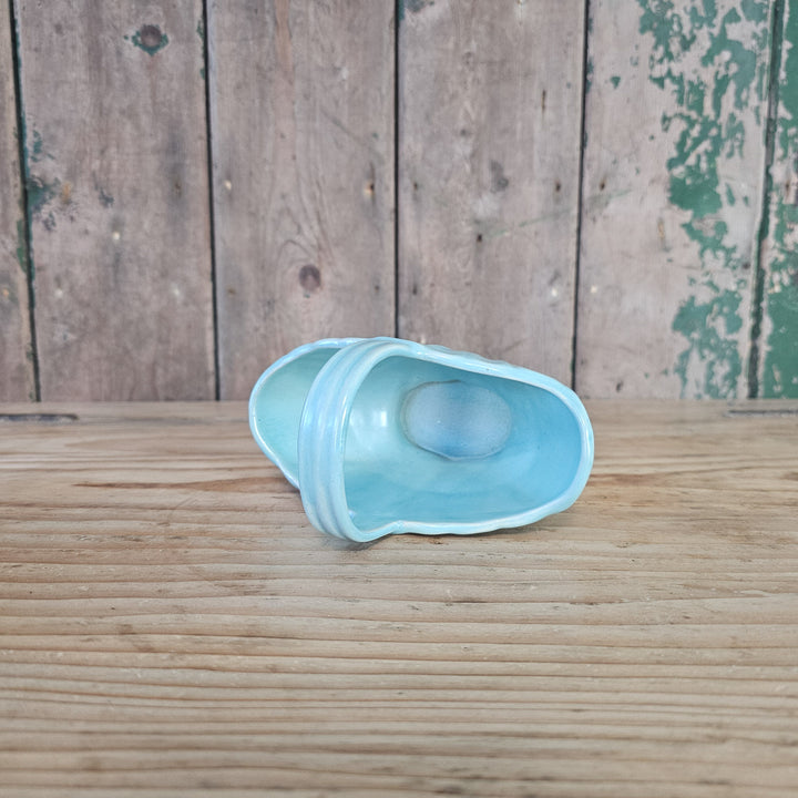 Vintage ceramic mantel vase with upright handle and fluted edge