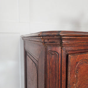 French 19th century walnut chest of drawers with a curved serpentine frontage, four graduating drawers, ornate brass handles and escutcheons, and a shaped lower apron.
