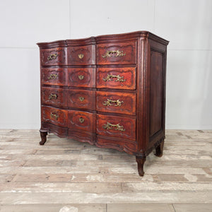 19th century French serpentine chest of drawers in walnut, with full-width drawers that graduate in depth and a shaped apron with cabriole legs.
