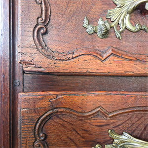 Antique French walnut serpentine commode, Louis XV style, with four drawers fitted with brass plate drop handles and a shaped apron at the base.

