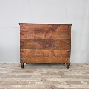 French antique serpentine chest of drawers from the 19th century, constructed in walnut, with four graduating drawers and original brass handles and escutcheons.

