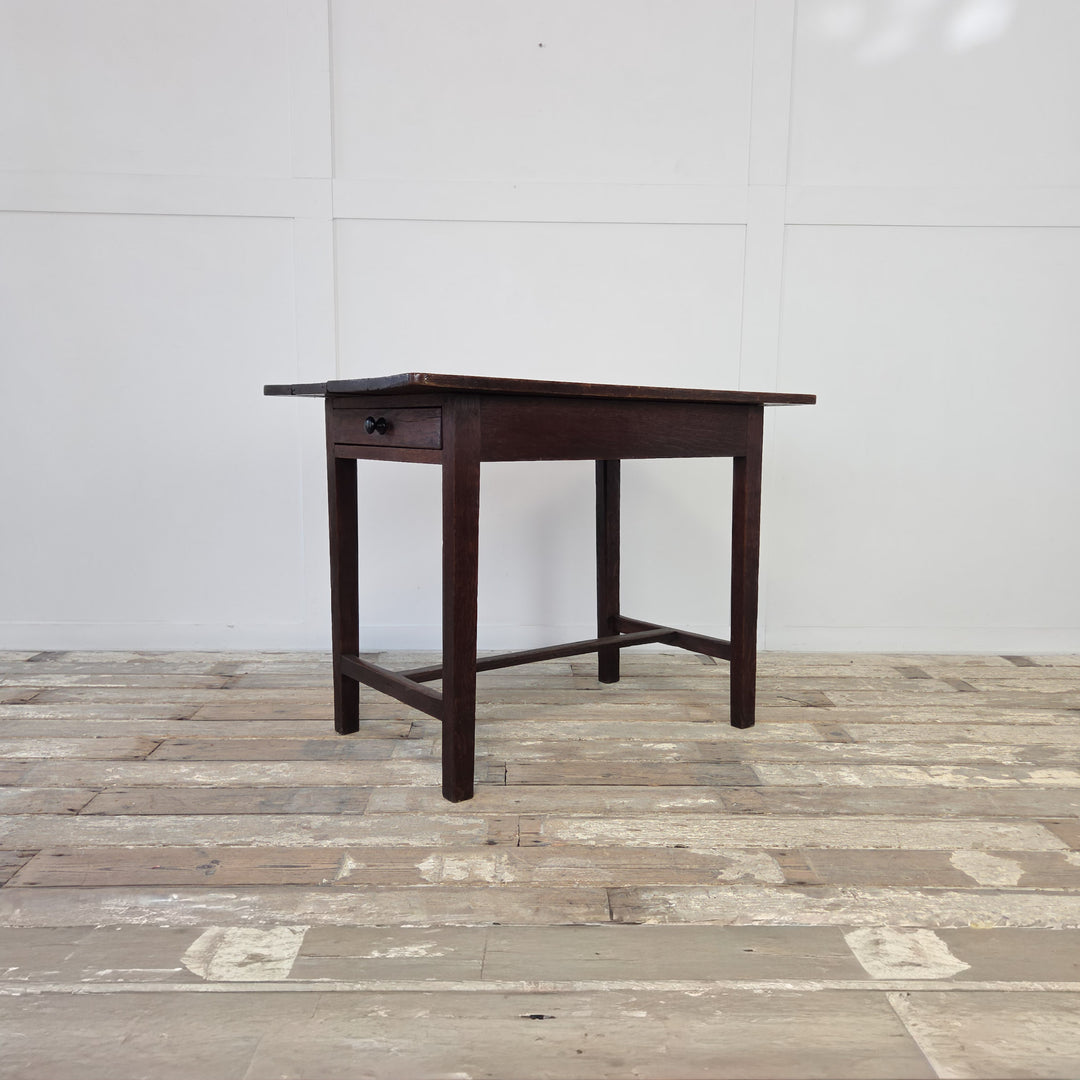 Antique Welsh oak dairy table from the 19th century featuring a four-plank rectangular top, single full-length drawer with original knob, and slim legs with H-shaped stretcher. Perfect farmhouse table for use as a hall table or kitchen table.

