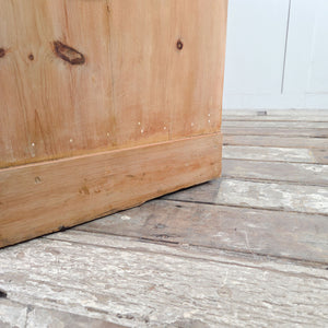 Antique Victorian pine dresser chest with four drawers, graduated fronts and plinth base support.

