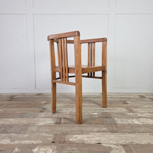 Early 20th century pine hallway chair pair in tub chair form, with curved wrap-around rail, slatted sides and back supports, deep seats and square-set legs, rustic coun